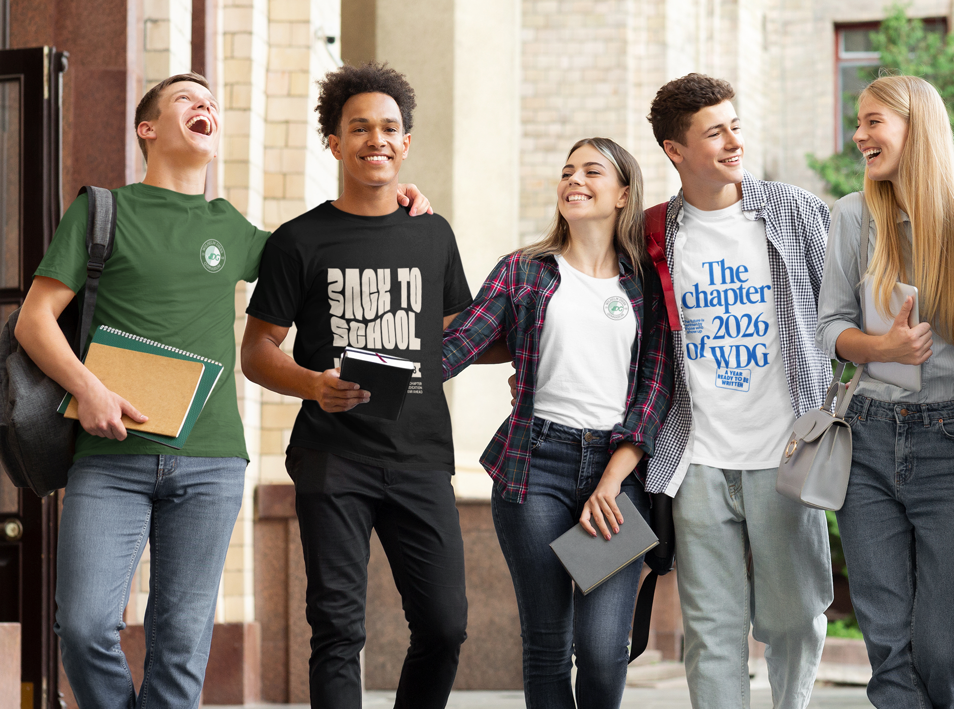 fünf Studenten gehen zusammen